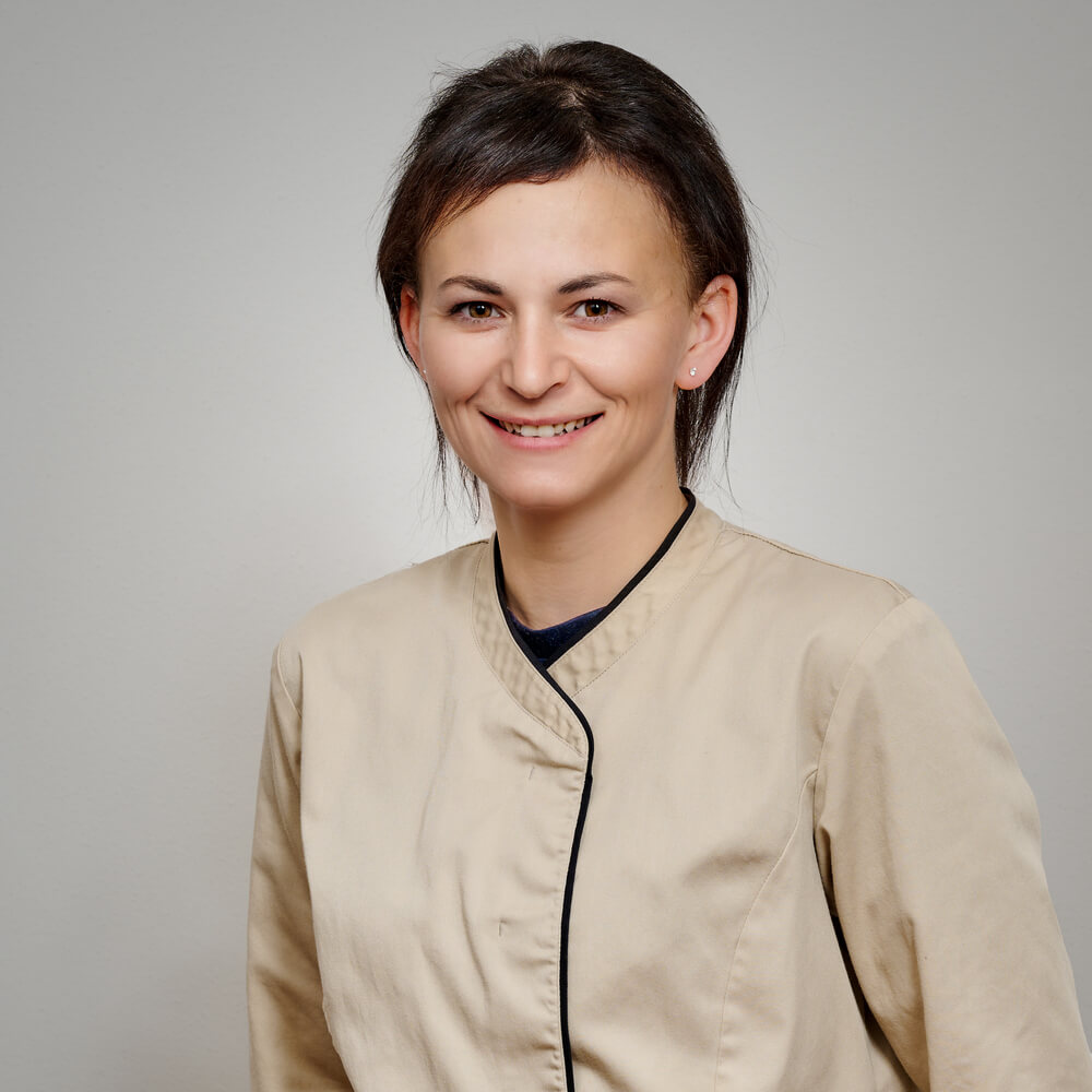 Jasmin Lenz, Mitarbeiterin der Zahnarztpraxis Dr. med. dent. Sezgin Talu Msc & Kollegen in Neureichenau